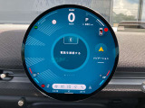 円形有機ELセンターディスプレイ、ミュージックサーバー、Bluetooth、ハンズフリーフォン付。