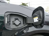 普通充電用の充電口は運転席側のフロントフェンダーにあります。