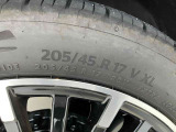 純正アルミホイールを装着。