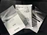 メンテナンスノート、取扱説明書です。 その車の整備記録が事細やかに記録されています。 車が生まれてから今までどのような道を歩んできたのか判るとても重要な物ですよ。