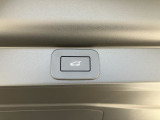 【ハンズフリーパワーテールゲート】車両に触れることなくテールゲートを開閉できる機能です。リアバンパーの下で足を動かすジェスチャーで開閉できます。