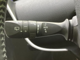 ワイパー操作が簡単に行えるレバーです。雨天時でも視界を確保し、安全運転をサポートします。