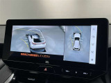 パノラミックビューモニターシステムが付いているので車の上から見た映像が確認できますよ。 一目で車両周辺の情報を確認できますが、直接安全をご確認下さい。
