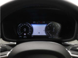 運転にかかわる主要な情報は、12.3インチのデジタル液晶ドライバー・ディスプレイにわかりやすく表示されます。お好みの表示パターンと背景色へと変更できますので、状況に合わせてお選びください。