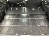 リヤシートを倒すと大きな荷物も搭載可能です。