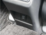◆後席用12V電源ソケット◆12V電源ソケットは後席用にも装備されています。長時間のドライブも安心です。