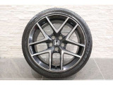 純正のアルミホイール+夏タイヤもございます!タイヤサイズは235/40R18 になります。