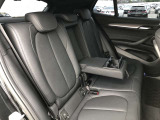 後席も使用感はさほど感じず、運転席・助手席同様に清潔感があります。後席シートもしっかりと作り込まれていますので、座り心地も悪くありません。是非、実車にてご確認下さい。