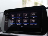 高精細ディスプレイを採用し、ナビや車両情報をクリアに表示。先進的なインターフェースで快適性と利便性を高めています。