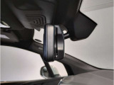 【ミラー内蔵ETC】BMWのETCシステムはルームミラー内蔵型となります。ルームミラー配置により収納スペースを確保しています。