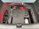 荷室下には工具類が入っています。