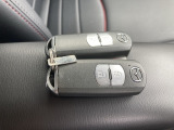 アドバンスドキーレスエントリー装備です。ドアを開けるのもエンジンをかけるのも鍵を持っていればOK!鍵を探してバッグの中を探す必要はもうありません。
