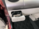 収納式のドリンクホルダー付きです!