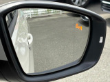 後側方の車両を検知し、ドライバーへ注意を促すレーンチェンジアシスト。