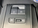 電動パーキングブレーキ&ブレーキホールド☆HOLDスイッチを押しシステムONの状態にしておくことで渋滞や信号待ちなどでブレーキを踏んで停止した時保持してくれる。