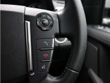 携帯電話との接続にも対応。移動中の通話など、日常のドライブを快適にサポートする実用的な機能です。
