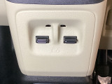パワーウインドウは運転席で全席のドア2枚とも上下の操作ができるようになっています。