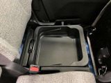 【シートアンダーボックス】助手席下には持ち運び可能な収納ボックスが装備されています。車検証ケースや靴などが収納できます。