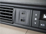 ◆USB接続端子◆スマホやiPodなどを接続して、いつもの音楽を車内でもお楽しみいただけます♪