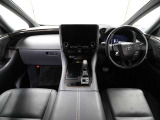 上質で落ち着いた印象のインパネ。視界も広々で運転しやすいです。