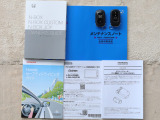 スマートキーは2個あります。ドアの開錠・施錠はもちろんですが、鍵を取り出さなくてもエンジンを始動出来ます。両手に荷物をお持ちの時でも、大変便利です。また保証書・取扱説明書もございます。