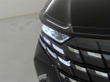 精悍な目つきのLEDヘッドランプを装備しております。
