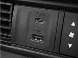 ◆USB入力端子◆USB接続、スマートフォンの充電等にも便利なUSBチャージャー使いやすい場所に装備されています。