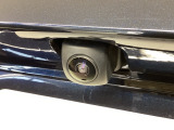 車の後方に小型カメラが付いておりバックする際の後方の様子をモニター上に表示します。