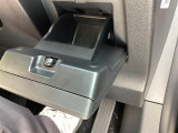 運転席の小物入れです。