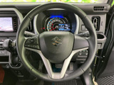 握りやすいステアリングホイールは、長距離運転でも疲れにくい設計。操作系のスイッチも手の届く場所に配置され、運転中の視線移動を最小限に抑えます。