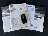 メンテナンスノート、取扱説明書ですね。 車の情報が凝縮されています。 車の整備記録が記載されている大事な物ですよ。