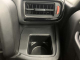 【運転席ドリンクホルダー】使いやすさに配慮したドリンクホルダー