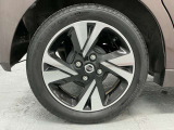 【純正アルミホイール】車体に最適化された設計による優れた耐久性と走行性能、そしてデザイン性。特に、足回りの軽量化は加速性能・燃費・乗り心地の向上に繋がり、ブレーキ性能も高めます。