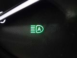 【ハイビームアシスト】先行車または対向車の有無や周辺の明るさなどに応じて、ヘッドライトのハイビーム(上向き)とロービーム(下向き)を自動で切り替えます。