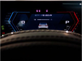 BMWのメーターパネルは選曲や、ラジオのチャンネルなども表示可能です。運転中に目線が泳ぐことなく、安全で疲れにくいです。