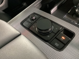 電動パーキングブレーキの搭載により、コンソールデザインの自由度が増すだけでなく安全性も向上。上り坂では路面勾配に応じて坂を登れる駆動力が発生してから解除するので後ろへずり下がる心配もありません!