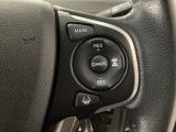 【クルーズコントロール】設定した速度を自動で維持し、ドライバーの運転負荷を軽減する支援機能です。長距離走行時の疲労を抑えるだけでなく、速度の安定による燃費向上も期待できます。