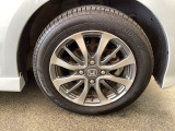 純正アルミホイールです。足元が引き立つので、車全体のイメージがアップしますよ!