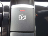 【電動パーキングブレーキスイッチ】オートホールドをONにすると、ブレーキを踏んで停車したときにペダルから足を離しても停車状態を維持!オートホールドをOFFにすることで手動解除のサイドブレーキに!