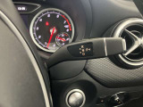 メモリー付きパワーシートが装備されている車両はシートの位置・ドアミラーの角度・ハンドルの位置を3名まで記憶出来ます。
