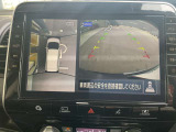 『アラウンドビューモニター』は、空から見下ろすような視点で、スムースな駐車と安全確認をサポートします。