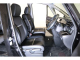 すわり心地の良い運転席・助手席です。長時間のドライブの疲れ軽減に貢献します。どうぞ快適なドライブを♪