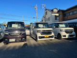 敷地内にNBOXシリーズをはじめとする軽自動車展示。その他の車両は別の場所に展示してます。事前にご連絡頂ければ敷地内に移動してご覧頂くことも可能です。(当日の混雑具合により出来ない時もあります)