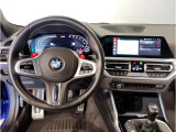 【ハンドル】ドライバーとBMW車の一体感がダイレクトに伝わるステアリングホイール。形状・太さへの拘りに加えて、操作性を高める為にスイッチ類も配置。クイックかつ安定のドライビングを体感下さい!