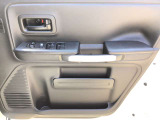 運転席のパワーウィンドウスイッチとトリムデザインです。