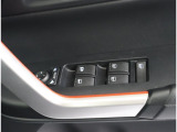 パワーウィンドウのスイッチです。車種によっては鍵のロック・アンロックに連動してミラーが開閉する「オートリトラクタブルミラー」も装備!