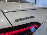 リアに添えられたAMGのエンブレム。白いボディとテールランプの間に収まる文字が、GT63Sの後ろ姿にアクセントを加えます。派手さだけでなく、細部の仕上げを楽しみたい方にも見どころです。