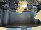 ラゲッジ下には大容量のアンダーボックスを装備!洗車道具や大きな荷物もしっかり収納でき、普段から常備しておきたいアイテムもたっぷり入ります。荷室をスッキリ使えるので必要な時にサッと取り出せてとても便利♪
