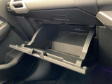 こちらに車検証等の書類を収納することができます。