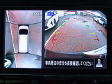 クルマを真上から見下ろしているかのような映像によって、車庫入れや縦列駐車などの駐車時に、自車と駐車位置の関係をひと目で確認でき、スムースな駐車をサポートします。